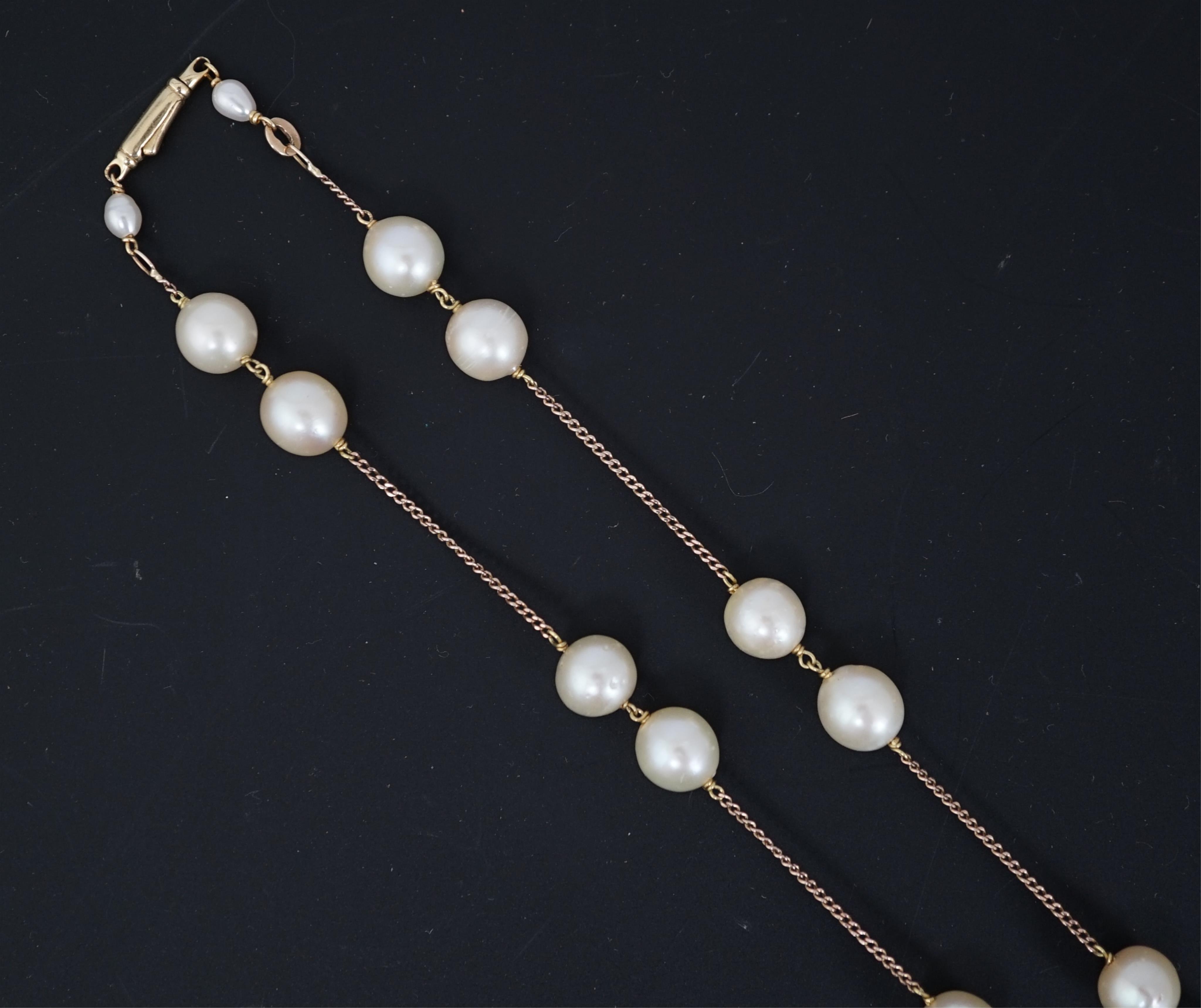 A modern Italian single strand cultured pearl and chain link necklace, with 10kt clasp, 98cm, gross weight 41.5 grams. Good condition.